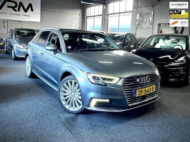 Grijs Gebruikt 2016 Audi A3 Sportback S-Line Hatchback | € 21.599 - Afbeelding 1/4