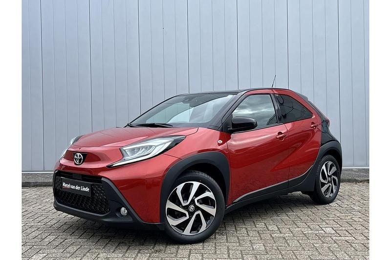 Rood Gebruikt 2024 Toyota Aygo X Envy SUV | € 22.499 - Afbeelding 1/1