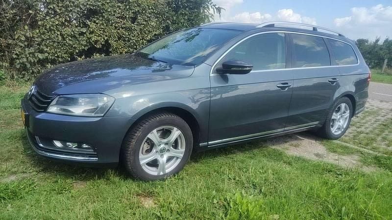 Grijs Gebruikt 2011 VW Passat Stationwagen | € 4.450 (Goede deal) - Afbeelding 1/4