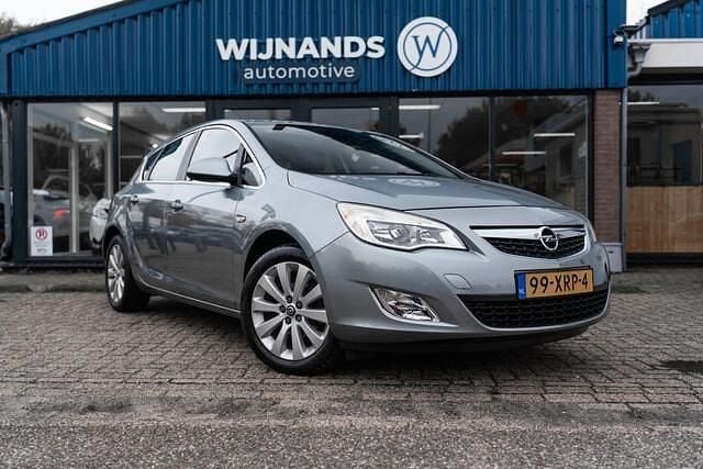 Grijs Gebruikt 2012 Opel Astra Cosmo Hatchback | € 7.495 (Eerlijke prijs) - Afbeelding 1/4