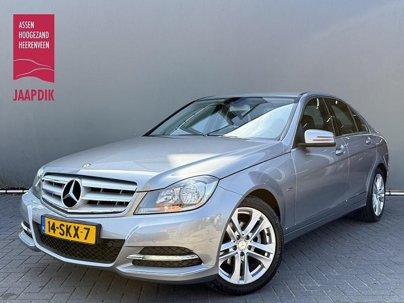Grijs, metallic lak Gebruikt 2011 Mercedes C180 Avantgarde Sedan | € 8.899 (Eerlijke prijs) - Afbeelding 1/4