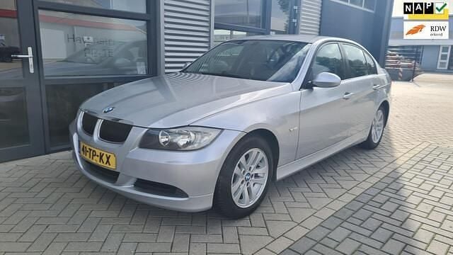 Grijs Gebruikt 2006 BMW 318 Sedan | € 1.950 (Eerlijke prijs) - Afbeelding 1/4