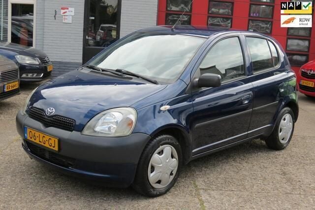 Blauw, metallic lak Gebruikt 2002 Toyota Yaris Terra Hatchback | € 1.650 (Goede deal) - Afbeelding 1/4
