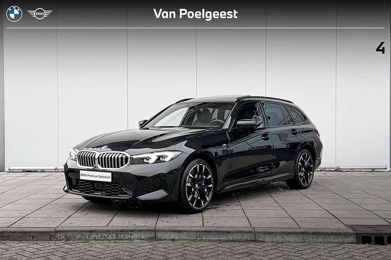 Saphir zwart metallic Gebruikt 2024 BMW 330e M Sport Stationwagen | € 53.900 (Eerlijke prijs) - Afbeelding 1/4