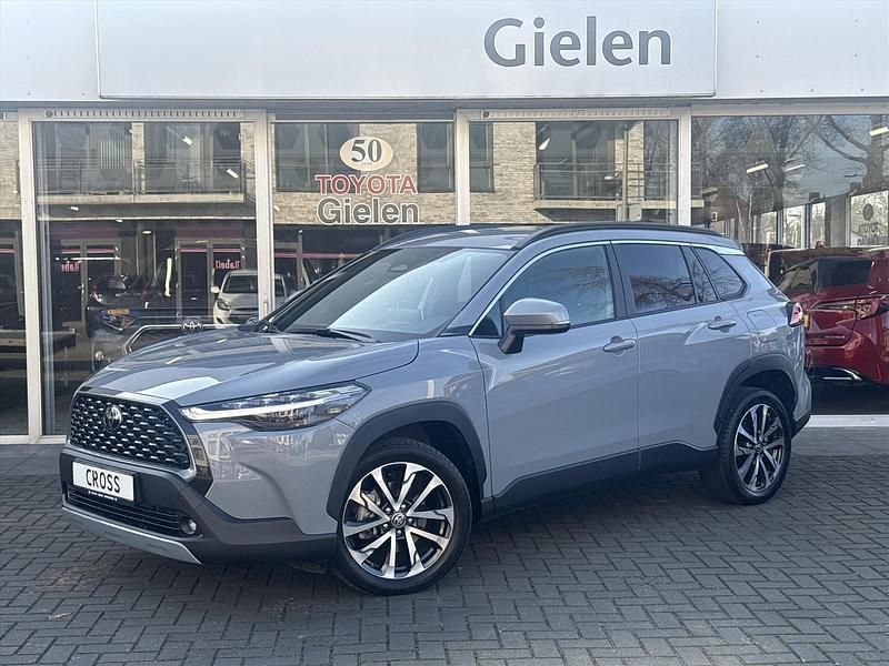 Grijs Occasion 2025 Toyota Corolla Cross Style SUV | € 36.400 (Eerlijke prijs) - Afbeelding 1/3