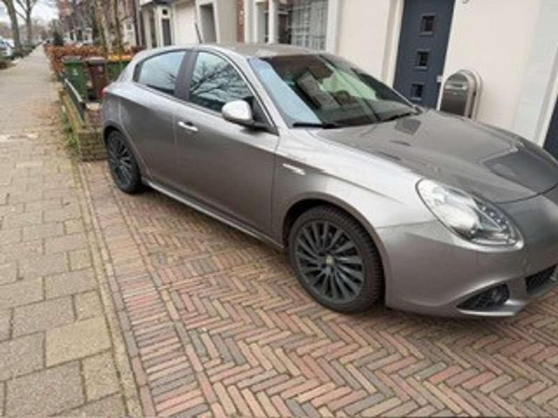 Grijs Occasion 2012 Alfa Romeo Giulietta Distinctive Hatchback | € 8.750 (Eerlijke prijs) - Afbeelding 1/4