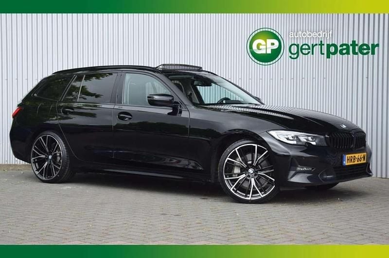 Zwart Gebruikt 2020 BMW 330e Shadowline Stationwagen | € 29.500 (Goede deal) - Afbeelding 1/4