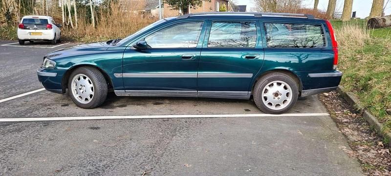 Groen Gebruikt 2003 Volvo V70 Stationwagen | € 3.500 (Iets duurder) - Afbeelding 1/4