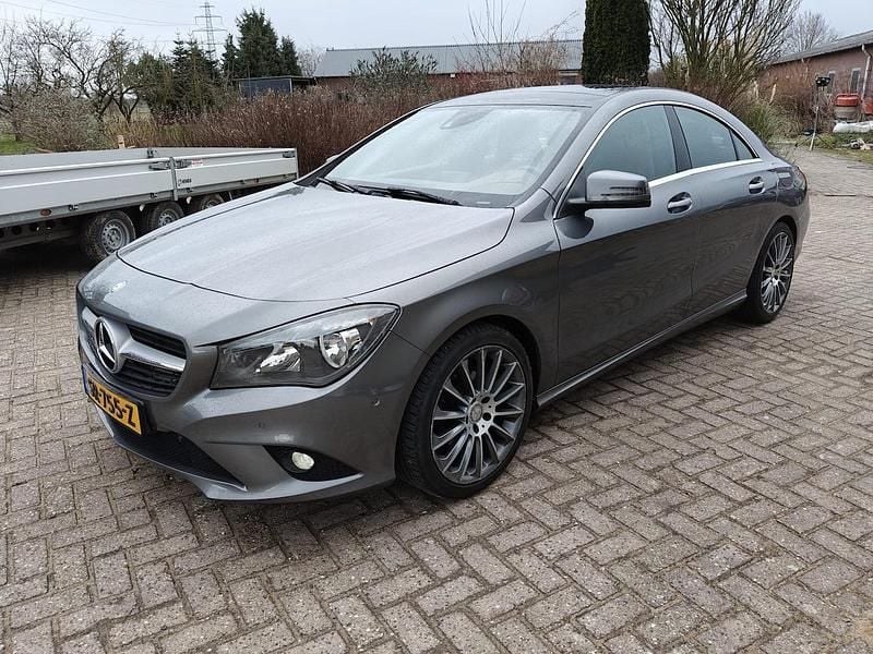 Grijs (metallic) Occasion 2013 Mercedes CLA180 Prestige Sedan | € 11.000 (Eerlijke prijs) - Afbeelding 1/4