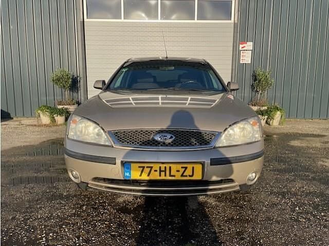 Occasion Ford Mondeo Trend 146 PK (107 kW) 2001 Geel Hatchback