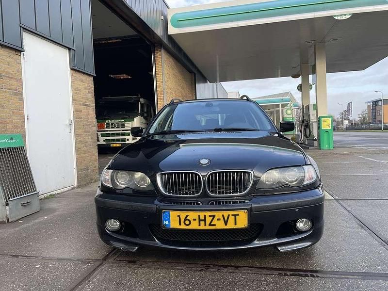 Zwart Occasion 2002 BMW 318 Executive Stationwagen | € 1.400 (Goede deal) - Afbeelding 1/4