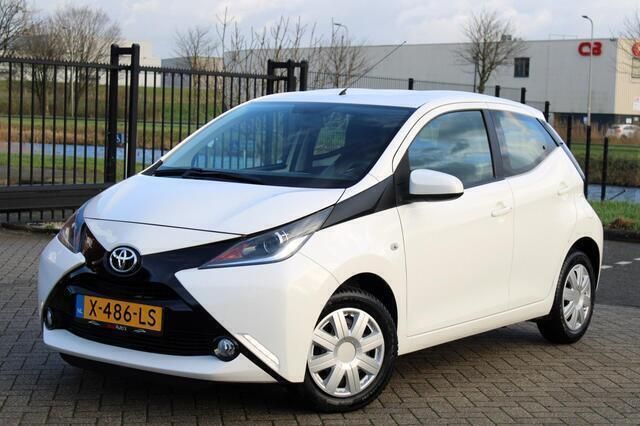 Wit Gebruikt 2014 Toyota Aygo Hatchback | € 6.999 (Eerlijke prijs) - Afbeelding 1/4