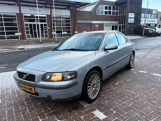 Grijs Occasion 2001 Volvo S60 Sedan | € 1.395 (Eerlijke prijs) - Afbeelding 1/4
