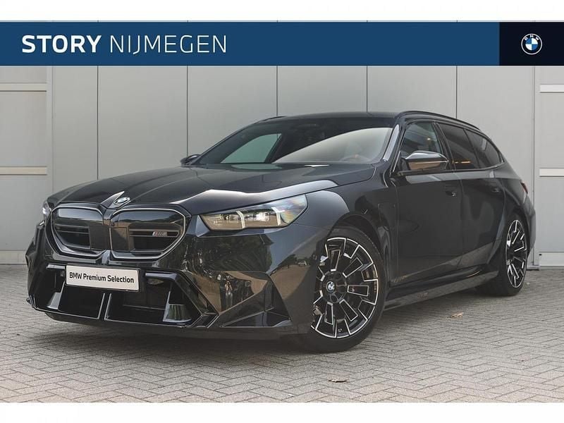 Saphirschwarz (donker zwart metallic) Gebruikt 2025 BMW M5 Comfort Edition Stationwagen | € 154.950 - Afbeelding 1/4