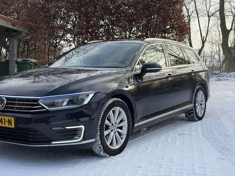 Zwart Occasion 2016 VW Passat GTE Stationwagen | € 10.500 (Eerlijke prijs) - Afbeelding 1/4