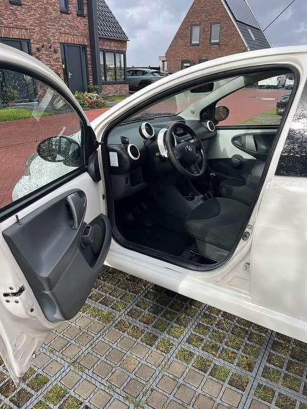 Wit Gebruikt 2011 Toyota Aygo Hatchback | € 2.900 (Eerlijke prijs) - Afbeelding 1/4