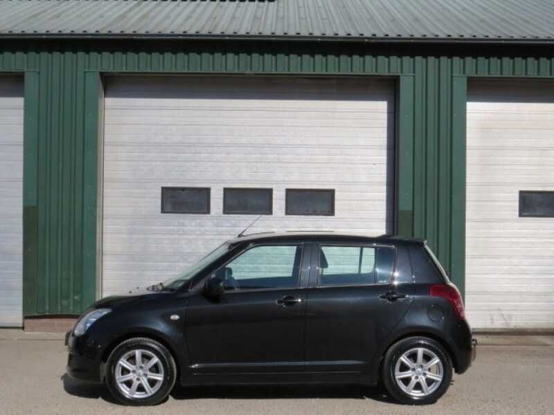 Zwart Gebruikt 2010 Suzuki Swift Cool Hatchback | € 3.950 (Eerlijke prijs) - Afbeelding 1/4