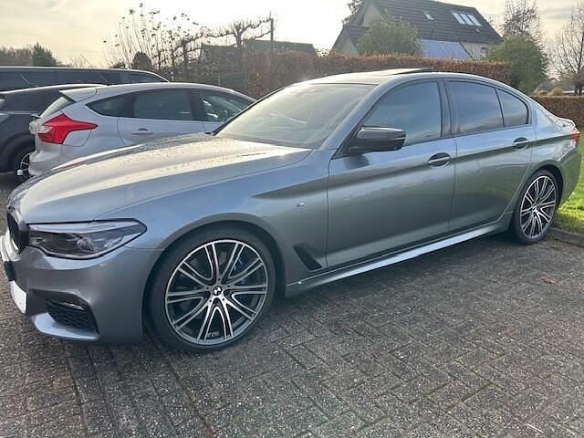 Grijs Gebruikt 2017 BMW 540 Executive Sedan | € 31.980 (Eerlijke prijs) - Afbeelding 1/4