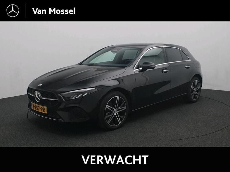 Zwart Gebruikt 2024 Mercedes A250 Luxury Hatchback | € 32.945 (Super prijs) - Afbeelding 1/4