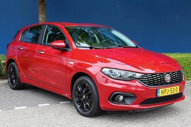 Rood, metallic lak Gebruikt 2019 Fiat Tipo Hatchback | € 11.250 (Eerlijke prijs) - Afbeelding 1/4