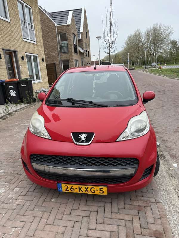 Rood Gebruikt 2010 Peugeot 107 Hatchback | € 3.200 (Eerlijke prijs) - Afbeelding 1/4