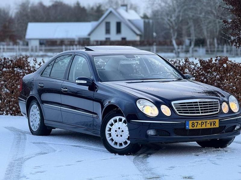 Blauw Gebruikt 2004 Mercedes E240 Elegance Sedan | € 7.000 - Afbeelding 1/4