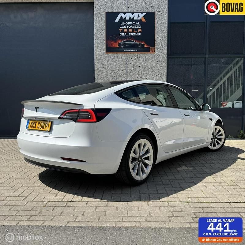 Wit Gebruikt 2022 Tesla Model 3 Standard Range Plus Sedan | € 27.499 (Eerlijke prijs) - Afbeelding 1/4