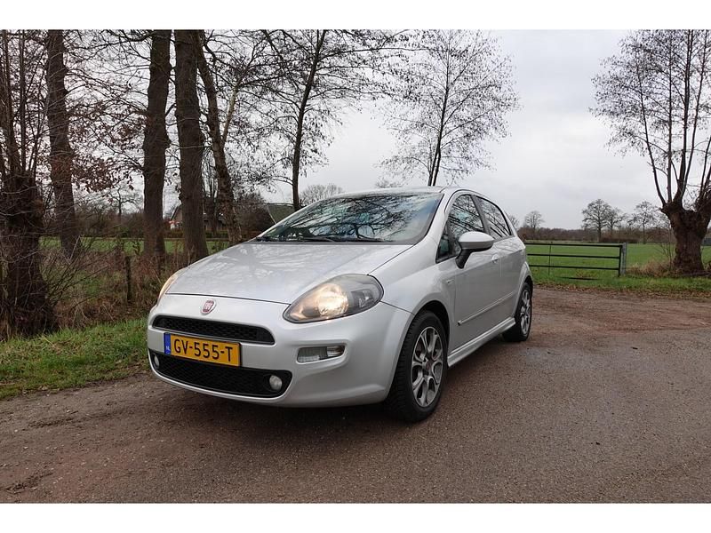 Grijs Gebruikt 2015 Fiat Punto Lounge Hatchback | € 2.950 (Goede deal) - Afbeelding 1/4