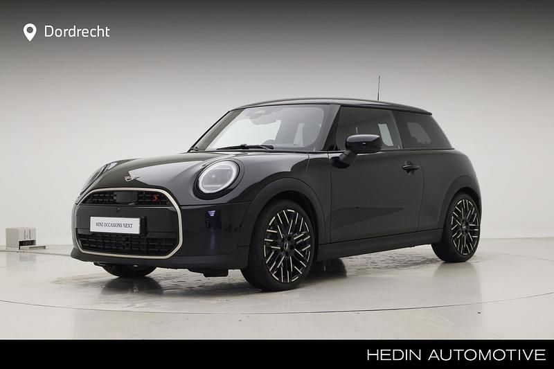 Zwart Gebruikt 2024 Mini Cooper S Favoured Hatchback | € 39.895 (Iets duurder) - Afbeelding 1/4