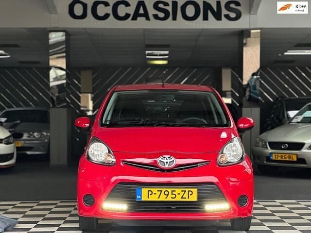 Rood Gebruikt 2013 Toyota Aygo Hatchback | € 4.199 (Goede deal) - Afbeelding 1/4