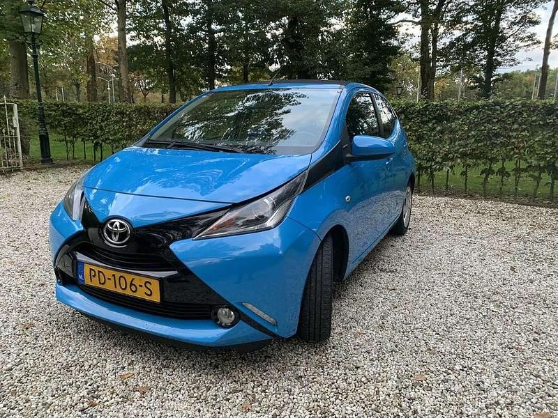 Blauw Gebruikt 2017 Toyota Aygo X-wave Hatchback | € 6.299 (Goede deal) - Afbeelding 1/4