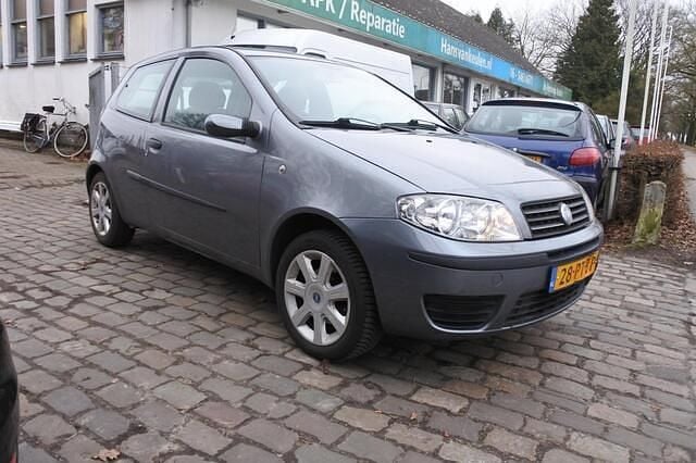 Occasion Fiat Punto Young 95 PK (69 kW) 2004 Grijs (metallic) Hatchback