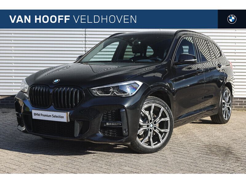 Saphirschwarz Gebruikt 2022 BMW X1 Executive SUV | € 33.650 (Duur) - Afbeelding 1/4