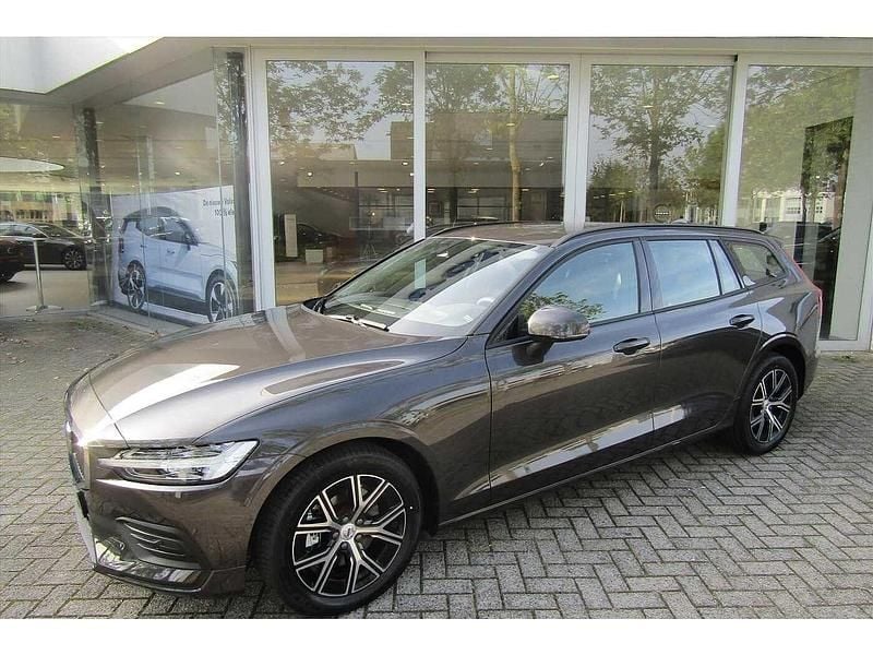 Grijs, metallic lak Occasion 2024 Volvo V60 Stationwagen | € 36.950 (Super prijs) - Afbeelding 1/4