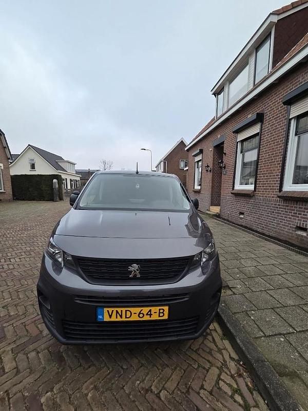 Grijs Gebruikt 2021 Peugeot Partner Premium MPV | € 11.750 (Eerlijke prijs) - Afbeelding 1/4