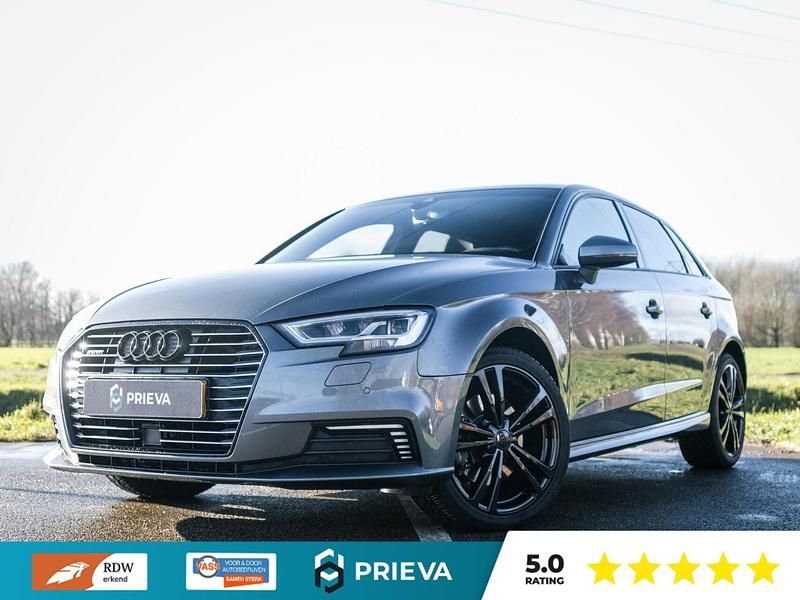 Grijs Occasion 2020 Audi A3 Sportback S-Line Hatchback | € 19.995 (Super prijs) - Afbeelding 1/4