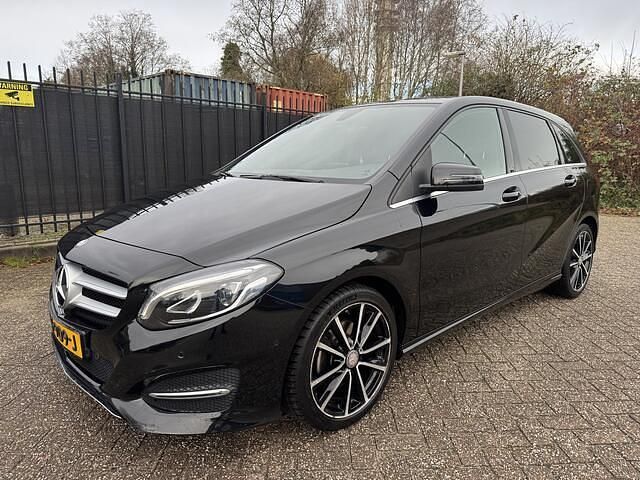 Zwart (metallic) Gebruikt 2016 Mercedes B180 Ambition MPV | € 12.950 (Eerlijke prijs) - Afbeelding 1/4