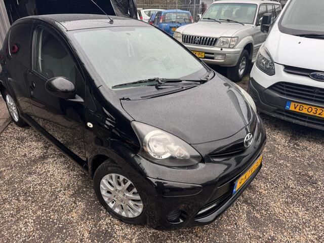 Zwart Gebruikt 2013 Toyota Aygo Hatchback | € 4.500 (Iets duurder) - Afbeelding 1/4