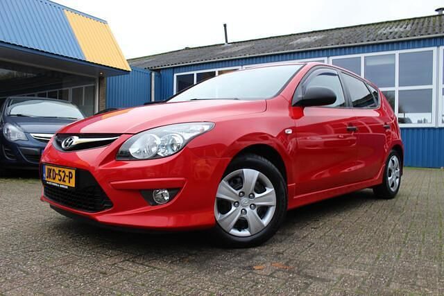 Rood Occasion 2010 Hyundai i30 Hatchback | € 5.888 (Duur) - Afbeelding 1/4