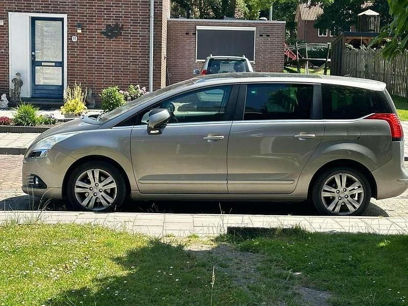 Grijs Gebruikt 2010 Peugeot 5008 MPV | € 3.000 (Eerlijke prijs) - Afbeelding 1/4