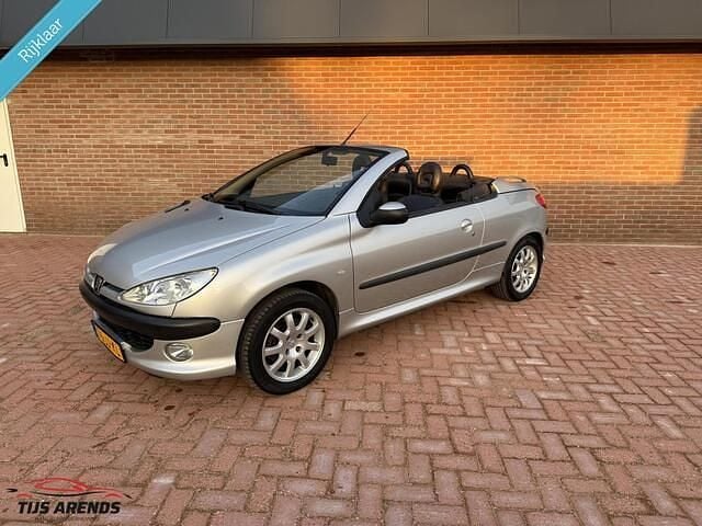 Grijs Gebruikt 2002 Peugeot 206 CC Cabriolet | € 1.349 (Eerlijke prijs) - Afbeelding 1/4