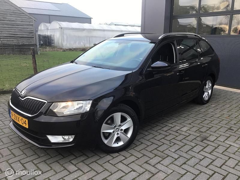Zwart Occasion 2015 Skoda Octavia Stationwagen | € 11.900 - Afbeelding 1/4