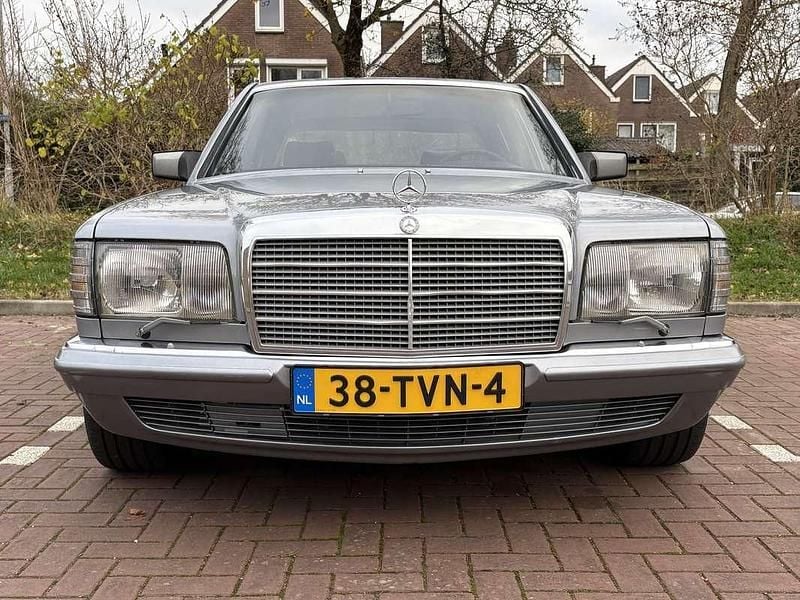 Grijs Gebruikt 1981 Mercedes 380 Sedan | € 10.950 - Afbeelding 1/4