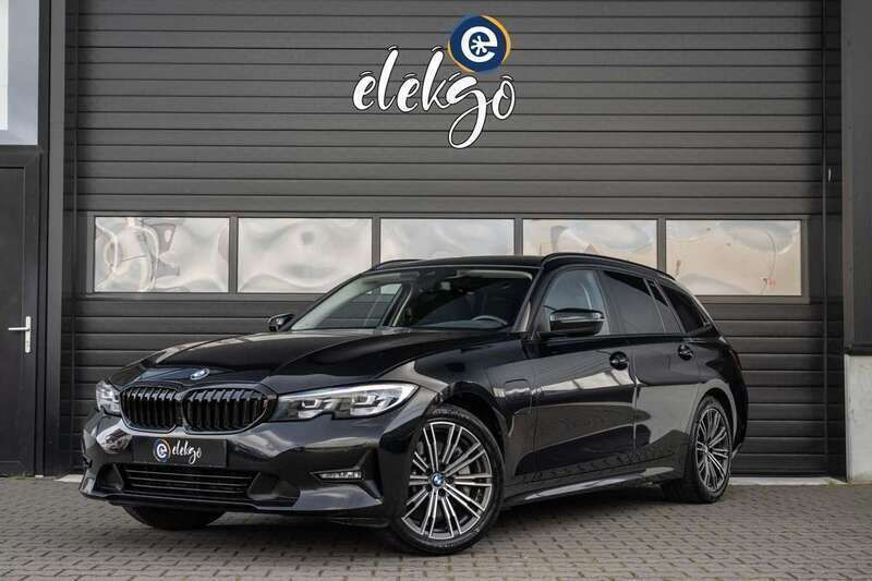 Zwart Gebruikt 2020 BMW 330e Executive Stationwagen | € 24.950 (Goede deal) - Afbeelding 1/4