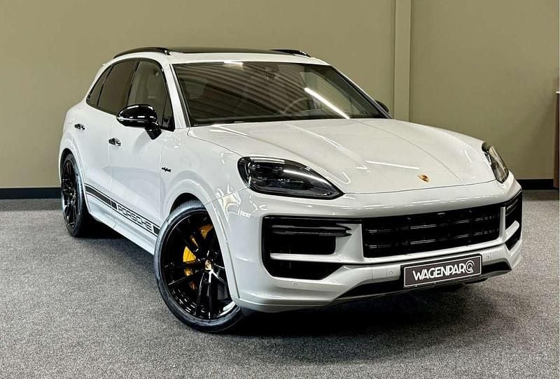 Grijs Gebruikt 2024 Porsche Cayenne Turbo E-Hybrid SUV | € 183.995 (Super prijs) - Afbeelding 1/4