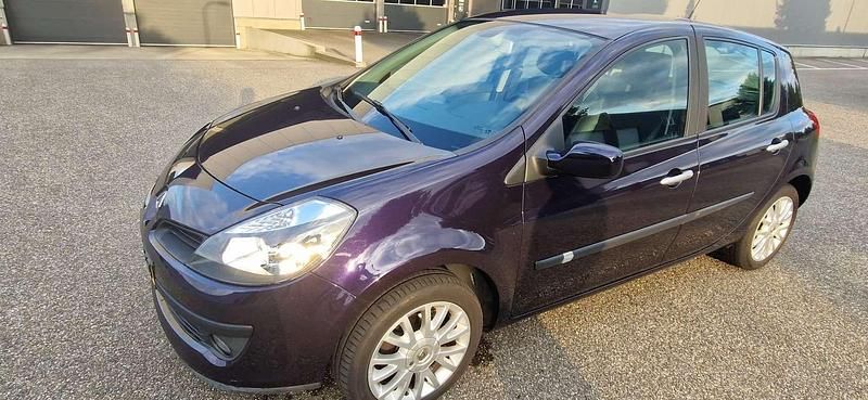 Paars Gebruikt 2007 Renault Clio II Dynamique Hatchback | € 4.850 (Iets duurder) - Afbeelding 1/4
