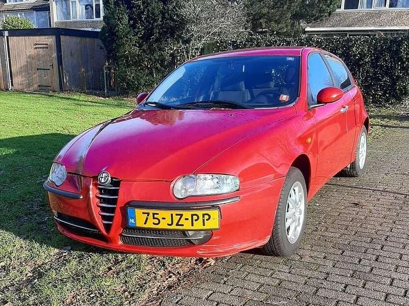 Rood Occasion 2002 Alfa Romeo 147 Distinctive Hatchback | € 1.500 (Eerlijke prijs) - Afbeelding 1/4