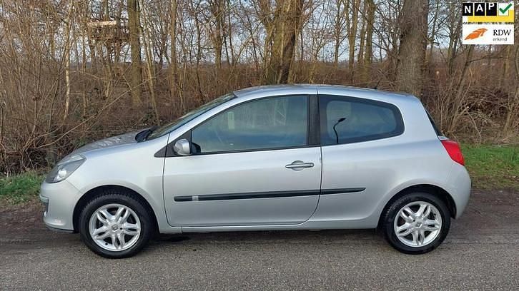 Grijs Occasion 2007 Renault Clio II Exception Hatchback | € 1.950 (Eerlijke prijs) - Afbeelding 1/4