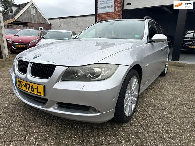 Grijs Occasion 2005 BMW 320 Stationwagen | € 2.950 (Eerlijke prijs) - Afbeelding 1/4