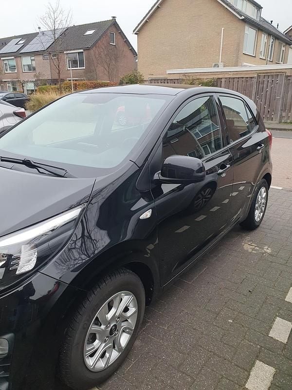 Zwart (metallic) Gebruikt 2020 Kia Picanto Hatchback | € 10.500 (Super prijs) - Afbeelding 1/4